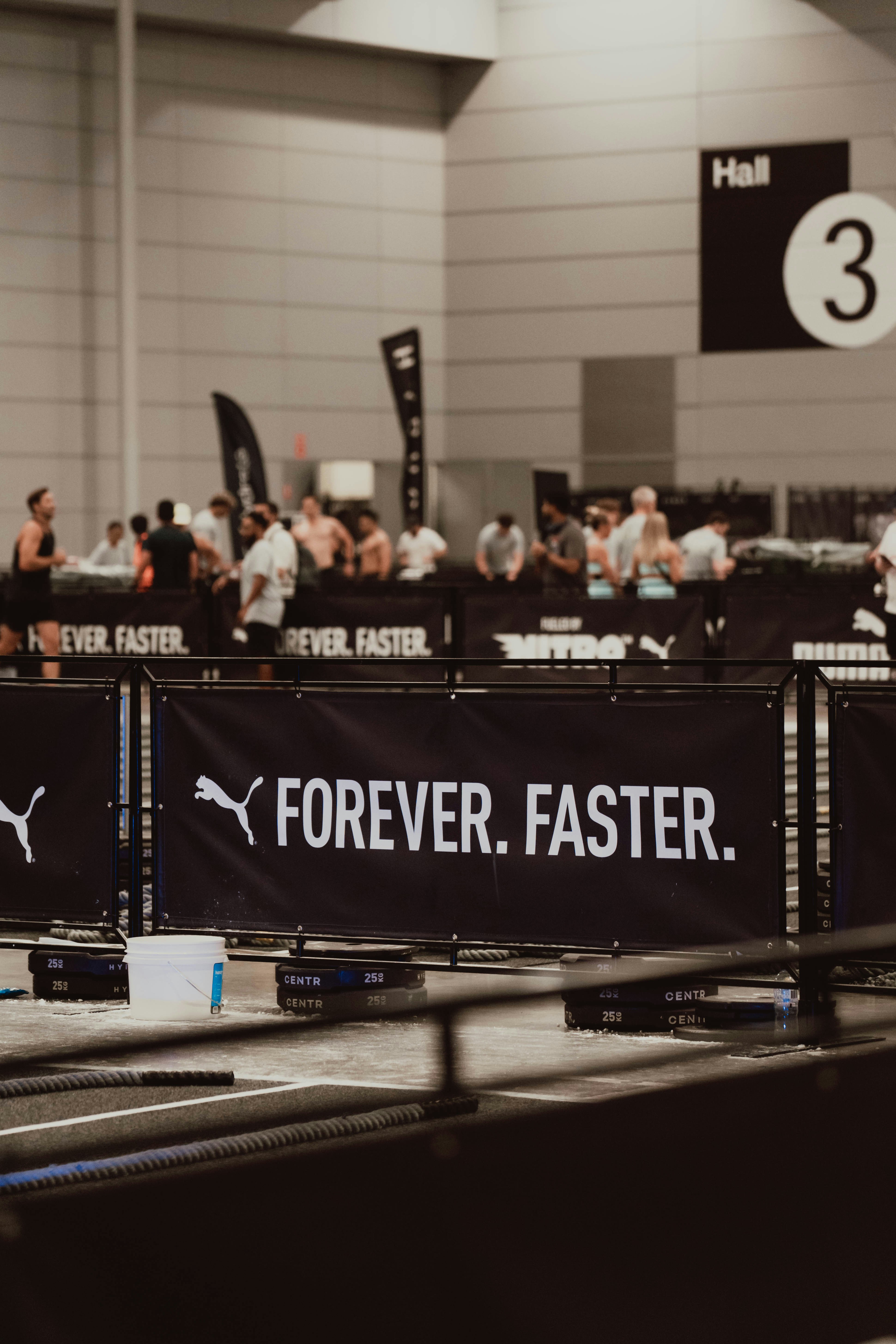 Coach begeleidt een atleet op de eventvloer